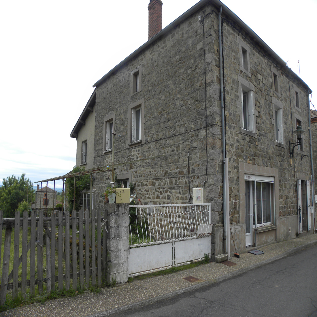 vente A 5 mn de l'A89 sortie St Germain Laval Maison de village 200 m2 ...